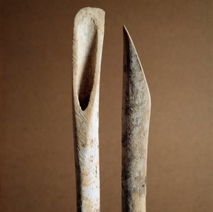 Prehistory: tools to remove bark from shin bones of goat and sheep from the Necropole of Arene Candide (Finale Liguria), Liguria. Middle Neolithic, Stone Age. Genes, museo di archeologia ligure 作者 史前史前