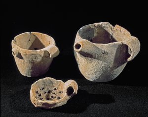 史前：各种餐具配件。 铁器时代。 来自翁布里亚。 佩鲁贾，翁布里亚国家考古博物馆 作者 史前史前