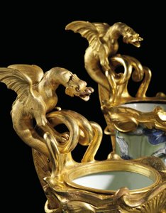 一对路易十五时期的瓷器，1662-1722年，约c.1745-49座（ormolu式瓷器）