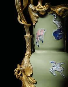 一对路易十五时期的瓷器之一，瓷器1662-1722年，约c.1745-49底座（ormolu瓷）