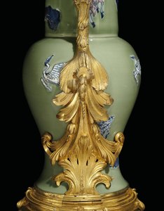 一对路易十五时期的瓷器之一，瓷器1662-1722年，约c.1745-49底座（ormolu瓷）