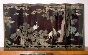 科罗曼德屏幕描绘起重机，松树和黑色背景上的云，1691年（漆木）