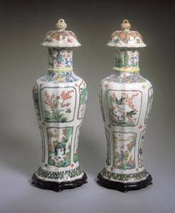 康熙时期（1662-1722）中国出口法米勒花瓶和盖子一对（瓷器）（另见272196）。