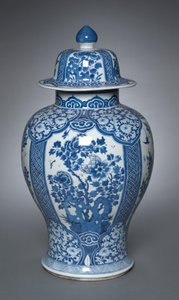 带盖花瓶 作者 清代中文学校