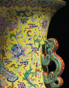 一对皇家粉彩玫瑰花瓶（陶瓷）中的一个的细节