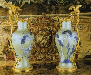 一对路易十五时期的瓷器，1662-1722年，约c.1745-49座（ormolu式瓷器）