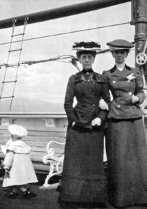 1903年至1991年的奥拉夫亲王（Prince Olav Prince）和安特里姆夫人（Lady Antrim）和纳诺斯小姐（Miss Knollys），1908年。 作者 亚历山德拉女王
