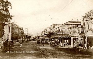 加尔各答老法院大楼街，约1900-20年（棕褐色照片）。 作者 拉斐尔塔克和儿子