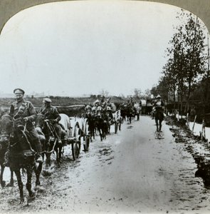 炮兵穿越泥浆前往法国第一次世界大战，c1914-c1918 作者 现实旅行社