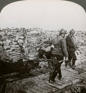 第一次世界大战，1914-1918年，比利时担架承载者在战trench中受伤。 作者 现实旅行社