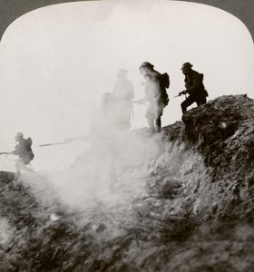1916年法国，第一次世界大战，英国士兵在汽油和烟雾的掩护下前进 作者 现实旅行社