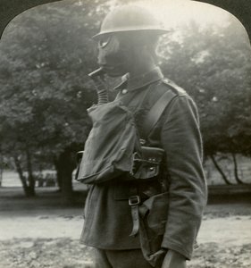 第一次世界大战，1915-1918年，步兵装有最新的加油标记和钢盔。 作者 现实旅行社