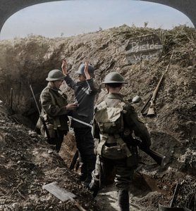 审问一名德国囚犯以获取信息，第一次世界大战，1914-1918年 作者 现实旅行社