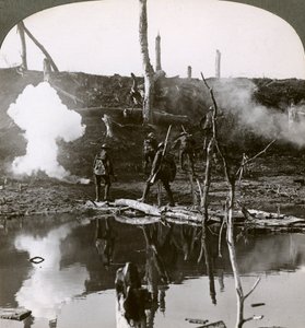 1916年第一次世界大战，法国的索姆河战役，士兵们穿过安克尔河。 作者 现实旅行社