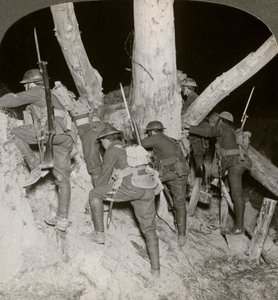 第一次世界大战，1914-1918年，士兵们离开战trench在夜间进行突袭。 作者 现实旅行社