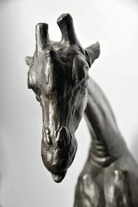 降低头部的大型长颈鹿，模型于1909-10，铸造于1913年之前（青铜）（另请参阅3084917-43） 作者 伦勃朗·布加迪