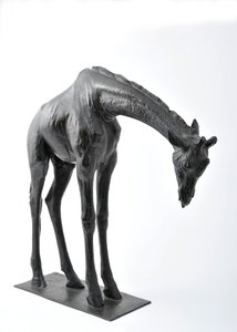降低头部的大型长颈鹿，模型于1909-10，铸造于1913年之前（青铜）（另请参阅3084917-43） 作者 伦勃朗·布加迪