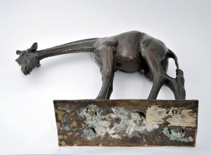 降低头部的大型长颈鹿，模型于1909-10，铸造于1913年之前（青铜）（另请参阅3084917-43） 作者 伦勃朗·布加迪