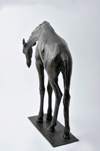 降低头部的大型长颈鹿，模型于1909-10，铸造于1913年之前（青铜）（另请参阅3084917-43） 作者 伦勃朗·布加迪