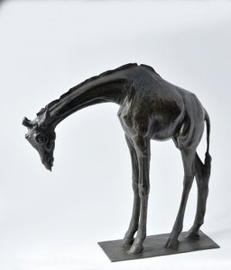 降低头部的大型长颈鹿，模型于1909-10，铸造于1913年之前 作者 伦勃朗·布加迪