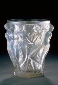 Bacchantes乳白色玻璃花瓶，约1920年，由Rene Lalique（1860-1945）创作。法国，20世纪。
