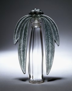 Bouchon桉树，第507号，约1919年（透明，磨砂和绿色玻璃） 作者 勒内·朱尔斯·拉利克