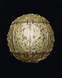 Boule de Gui，一种绿色的悬挂式遮阳帘， 作者 勒内·朱尔斯·拉利克