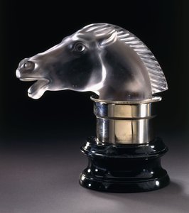 Epsom，约1928年（透明磨砂玻璃） 作者 勒内·朱尔斯·拉利克