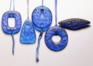 四个绿松石玻璃吊坠和一个镀金金属玻璃胸针， 作者 勒内·朱尔斯·拉利克