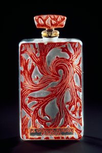 Forvil的红珊瑚（Le Corail Rouge）香水的玻璃瓶。 作者 勒内·朱尔斯·拉利克