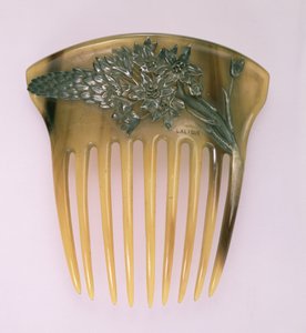 喇叭梳，由Rene Jules Lalique（1860-1945），巴黎，1900-02 作者 勒内·朱尔斯·拉利克