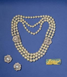 珍珠首饰的选择：带钻石夹的三排珍珠项链; bouton造型Southsea养珠耳环; Lalique的金和珐琅胸针，c.1900（珍珠） 作者 勒内·朱尔斯·拉利克