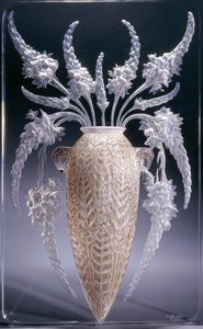 花瓶Veronique;一对模制玻璃贴花中的一个 作者 勒内·朱尔斯·拉利克
