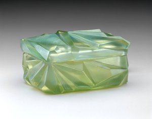 “ Ruba Rombic”烟盒，c。 1929年（乳白色玻璃） 作者 鲁本·海利（Reuben Haley）
