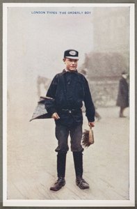 伦敦类型。勤务兵"，约1914年 一张彩色照片的复制品，照片中的勤务兵是一名在伦敦街头拿着平底锅和刷子的街道清洁工，由一位不知名的摄影师拍摄，并在一本名为《伦敦彩色照片》的书中出版。 作者 理查德（后）爸爸
