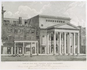1821年7月4日开放的新剧院皇家剧院，1821年开放，展示了拆除之前的旧剧院的相对情况，由戴尔雕刻，1822年 作者 罗伯特·布莱默尔·施内伯贝利
