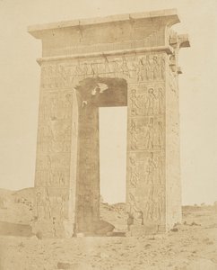 托勒密-菲罗梅德之门，公元前180年，卡尔纳克，约1856年。 作者 罗伯特·默里。