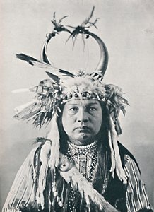 美洲印第安人，带有水牛角头饰，1912年
