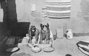 霍皮族印第安妇女磨玉米粉，亚利桑那州沃尔皮，1912年