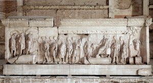 图拉真的浮雕（或更多）追溯图拉真皇帝（Traianus 或 Traiano）（117-120）的事实：皇帝为贫困儿童和孤儿施舍的场景。 压花大理石丝袜。 暗淡。 521x16 厘米罗马，Foro Romano（罗马论坛），Curia 作者 小说