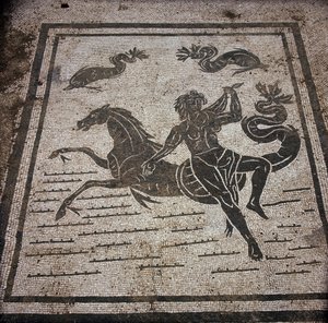 古奥斯蒂亚（Ostia）。 公司广场。 Sabratha Seafarers Corporation 的马赛克。 一个若虫和一匹海马。 作者 小说
