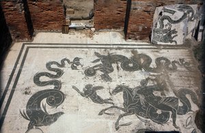 古奥斯蒂亚（Ostia）。 公司广场。 Sabratha Seafarers Corporation 的马赛克。 海王星浴场。 作者 小说