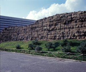 古罗马，古代时期：观看塞尔维亚城墙遗址（塞尔维亚壁画），罗马城的第一个围墙，建造了姐妹国王塞尔维乌斯·图留斯。 公元前6世纪意大利 作者 小说