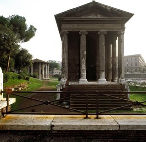 古罗马：公元前 2 至 1 世纪真理之口 (Bocca della verita) 广场附近的 Tempio di Portuno（波尔图努斯神庙或男子财富神庙）的景色。 罗马 作者 小说