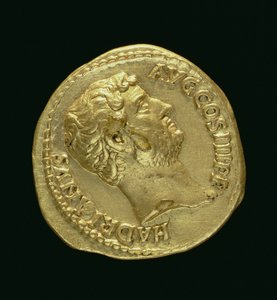 哈德良（公元117年 - 公元138年）的金牛座（正面）无头。 （金）铭文：HADRIANVS AVGUSTVS（反向见119153）