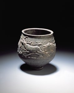 烧杯饰有狩猎场景，展示雄鹿，后蹄和猎犬，来自纽斯特德的罗马遗址，梅尔罗斯，公元140  -  80年（彩色涂层精品） 作者 小说
