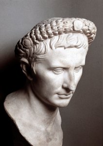 罗马皇帝奥古斯都 (Julius Caesar) (63 BC-14 AD) 的半身像 罗马，国会博物馆 - 罗马皇帝奥古斯都 (Julius Caesar) (63 BC-14 AD.) 的半身像。 大理石。 国会大厦博物馆，罗马，意大利 作者 小说