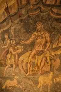 独眼巨人地板马赛克，意大利西西里岛阿尔梅里纳广场的Romana del Casale别墅 (照片) 作者 小说