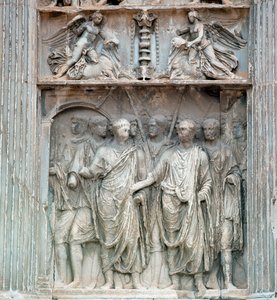 图拉真皇帝（图拉真或图拉真）（53-120 年）在公元 99 年从德国归来时，由罗马的知府长官前往市场。 低缓解。 贝内文托，Arco Traianeum © Luis Ricciarini / Leemage 作者 小说