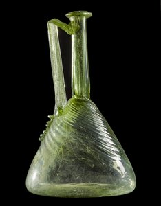 Flagon，来自Brackenbraes，Turriff，Aberdeenshire（吹制绿色玻璃）
